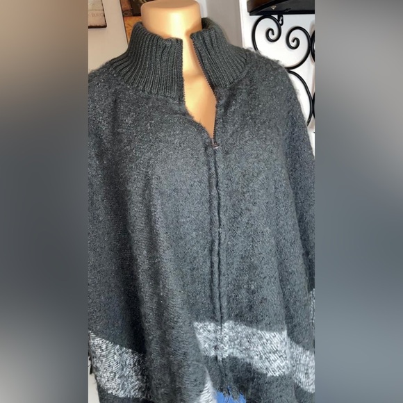 EUC Gray poncho Cape with zipper, great for chilly weather turtleneck ONE SIZE - Picture 12 of 16